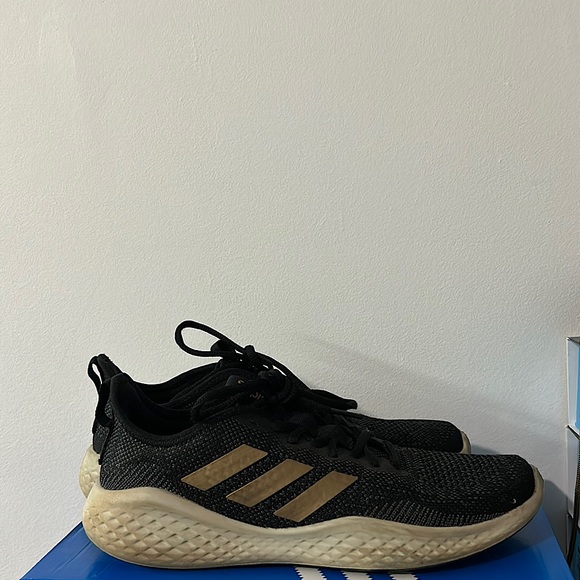 it’s an adidas runing shoes - Picture 1 of 2